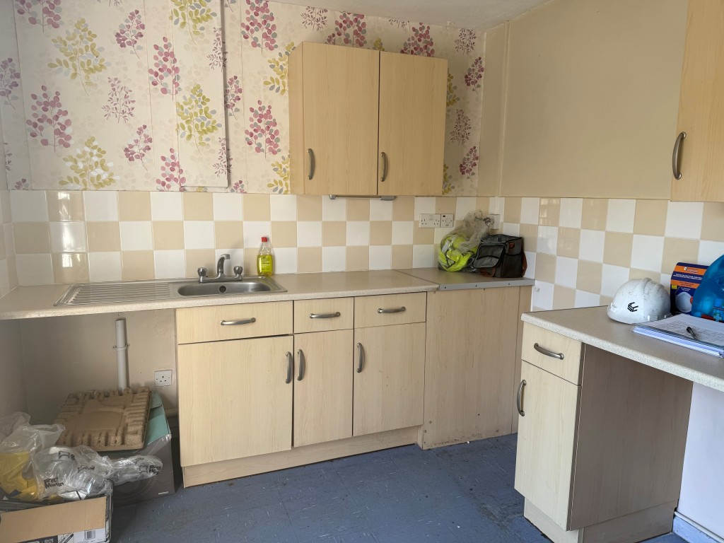 Lot: 189 - FIRST FLOOR TWO-BEDROOM FLAT FOR UPDATING - Kitchen